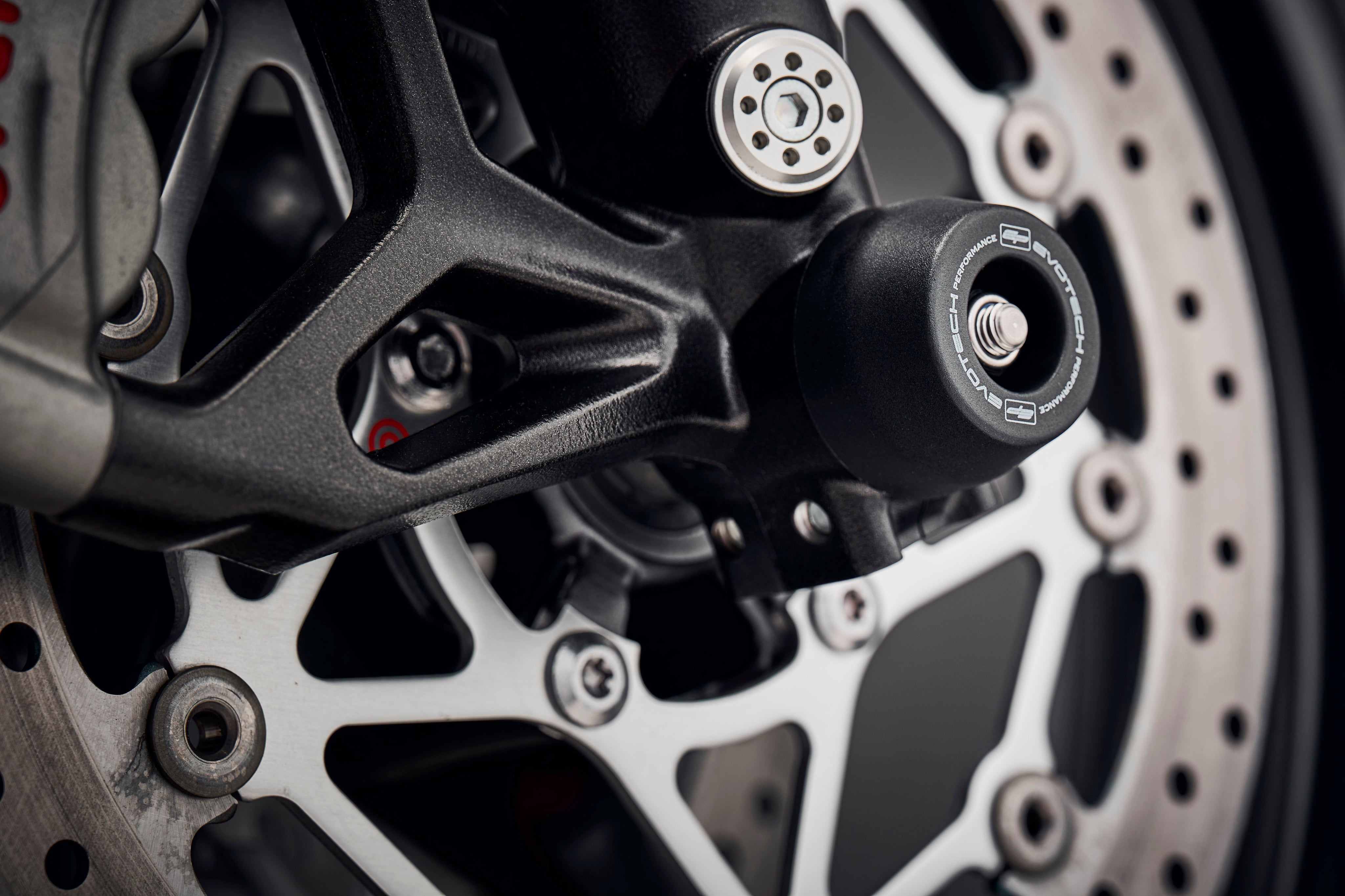 Evotech Spindle Bobbins Kit - Triumph Street Triple 765 RX (2026) - Axle Crash Protection - 2 - Image