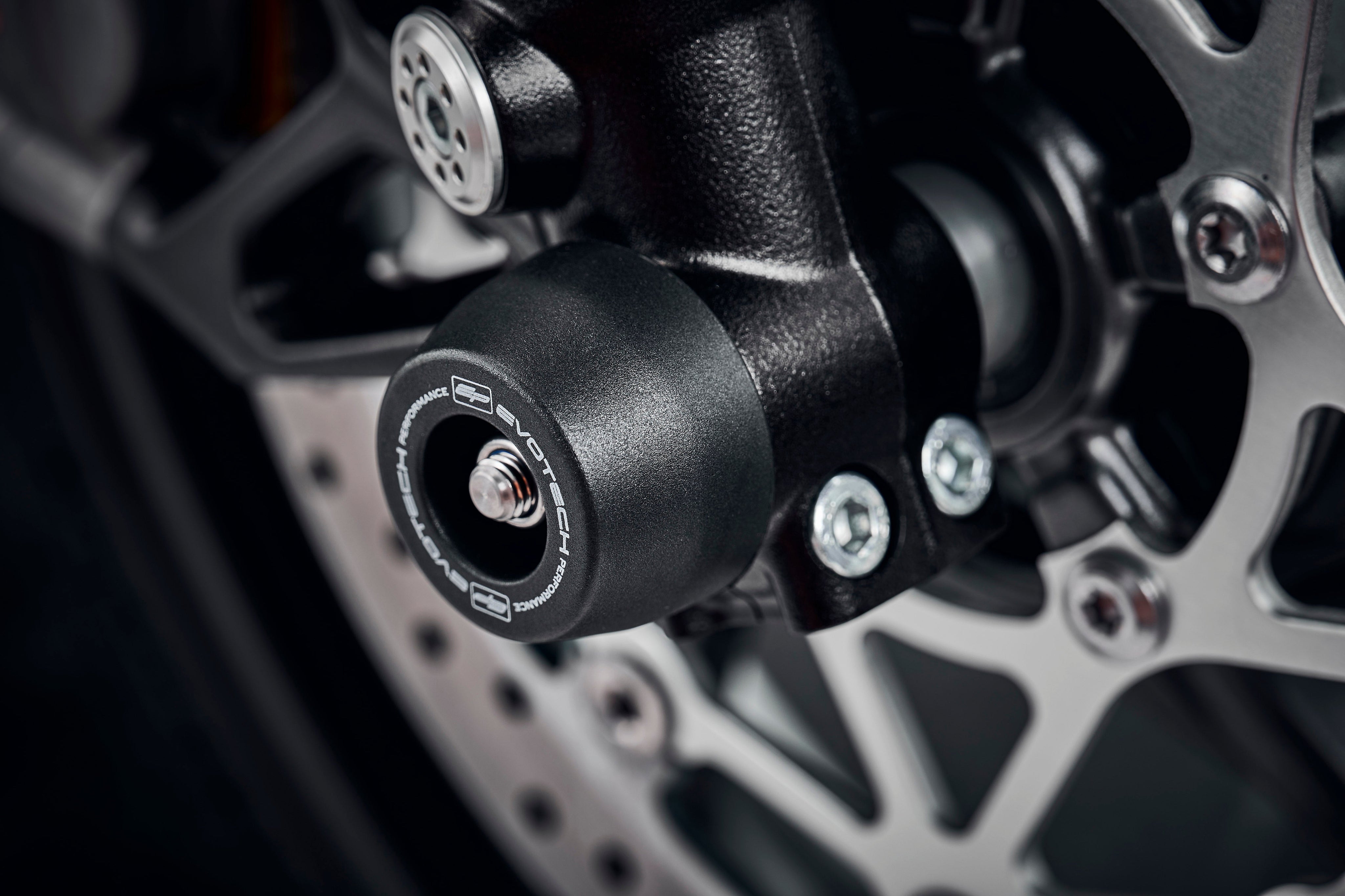 For hard-wearing front fork and brake caliper protection of the Street Triple, choose EP Front Spindle Bobbins for the Triumph Street Triple RS (2017-2019). Evotech Performanceâs strong crash protection is made in the UK.