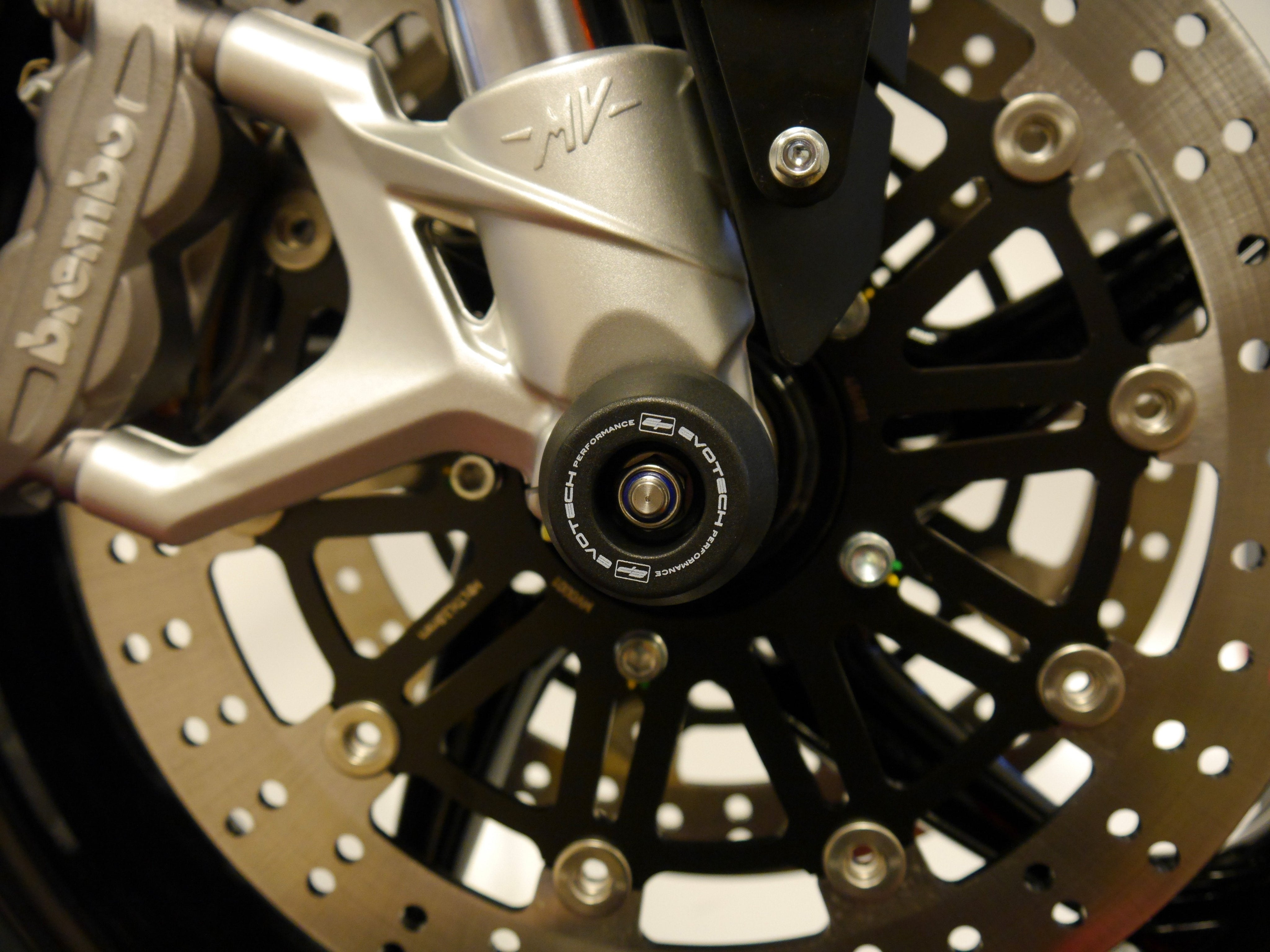 The EP Spindle Bobbins Kit blends into the front fork of the MV Agusta Turismo Veloce 800 Lusso SCS, giving crash protection to the forks and brake calipers.
